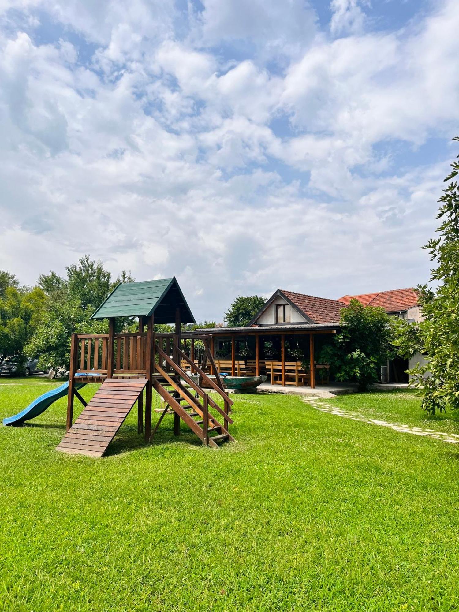 Balabani Local Stay Golubovci Εξωτερικό φωτογραφία