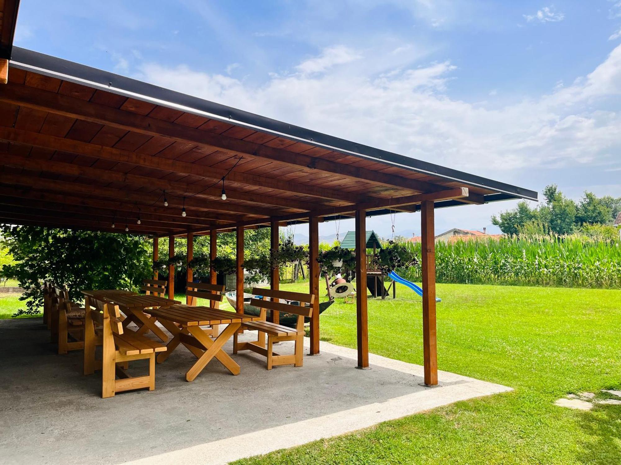 Balabani Local Stay Golubovci Εξωτερικό φωτογραφία