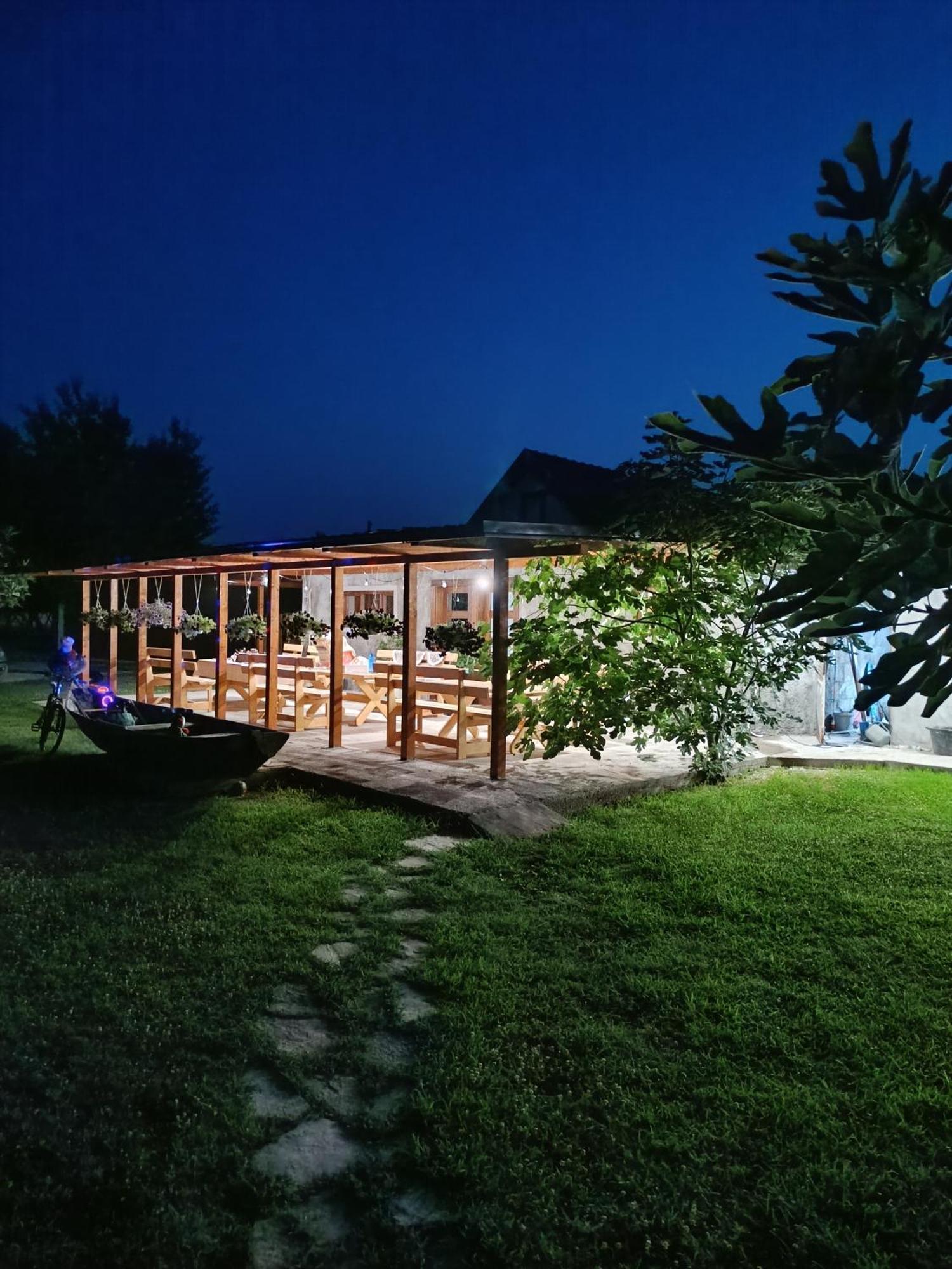 Balabani Local Stay Golubovci Εξωτερικό φωτογραφία